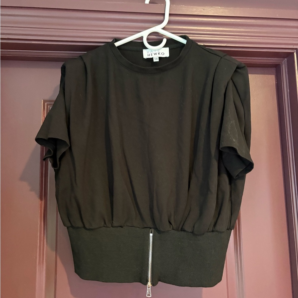 Black Short Sleeve Structured Top with Cinched Waist - Picture 8 of 8